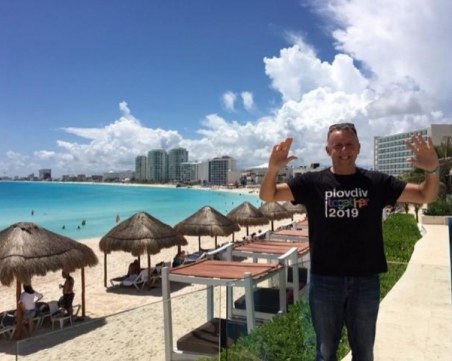 Англичанин обиколи света с тениска “Пловдив 2019“