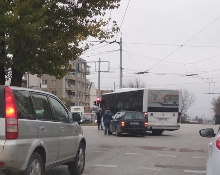 Автобус и кола се ударих на Коматевския възел СНИМКА