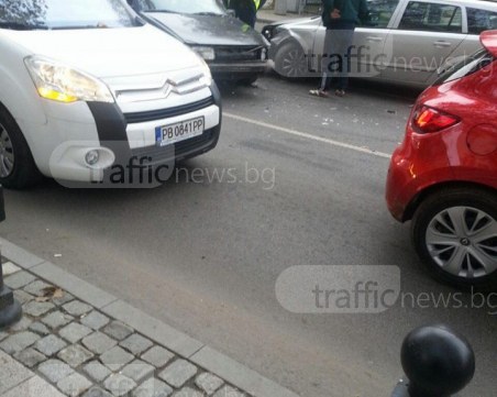 Челен удар в Пловдив! Две коли се помляха в центъра СНИМКИ