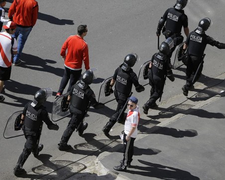 Камъни, счупени стъкла и кръв преди финала на Копа Либертадорес, мачът е под заплаха СНИМКИ