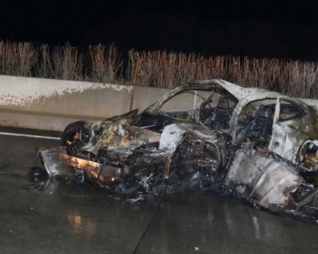 Мощно Порше изгоря до основи след зверски удар СНИМКИ