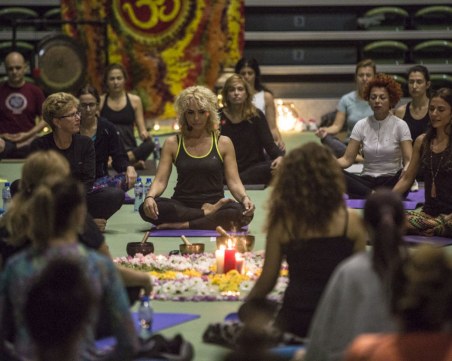 Музикалната звезда Ищар практикува йога в Пловдив СНИМКИ