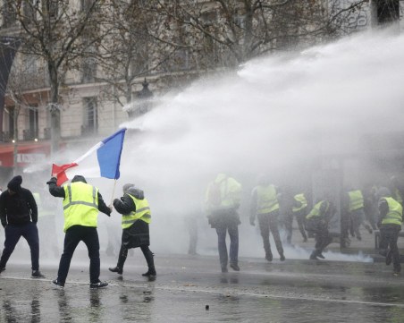 Протестите във Франция ескалираха, полицията прибягна до сълзотворен газ и водни оръдия