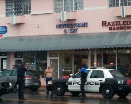 Стрелба пред търговски център, двама са загинали