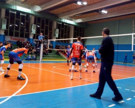 Виктория Волей затрудни лидера в първенството