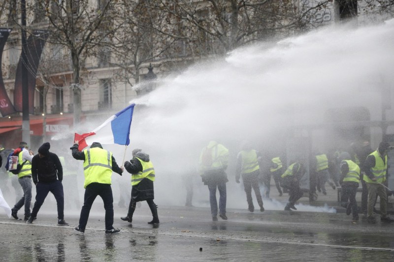 Протестите във Франция ескалираха, полицията прибягна до сълзотворен газ и водни оръдия