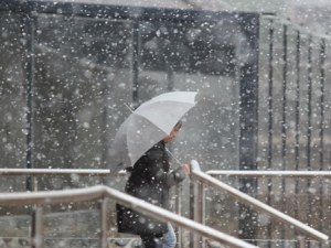 Сняг покрива почти цялата страна, температурите стават минусови