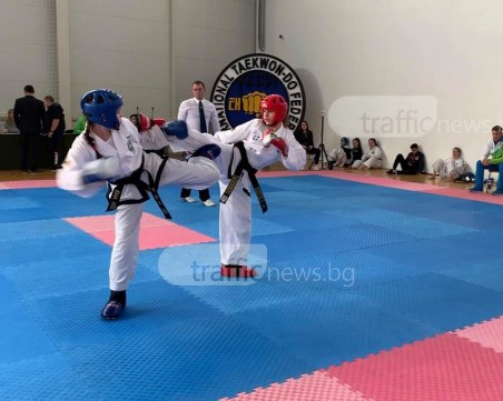 Момичета се бият пред погледи на момчета в Пловдив СНИМКИ и ВИДЕО