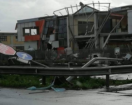 Мощно торнадо се развилня в Южна Италия СНИМКИ и ВИДЕО