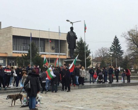 Протестиращи от Сопот блокираха пътя София – Бургас СНИМКИ