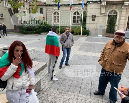Само десетина на протест в Пловдив, бай Илко недоволства срещу Айляк шоуто ВИДЕО И СНИМКИ