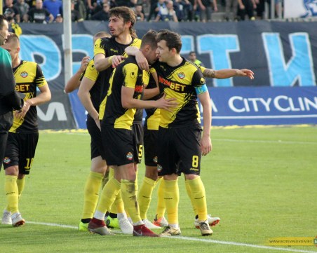 Слабо първо полувреме провали Ботев във Велико Търново