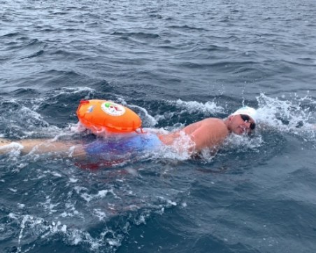 Страхотен Петър Стойчев спечели историческото плуване в Антарктида ВИДЕО