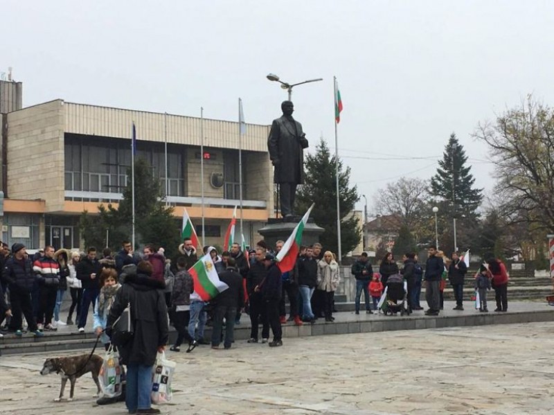 Протестиращи от Сопот блокираха пътя София – Бургас СНИМКИ