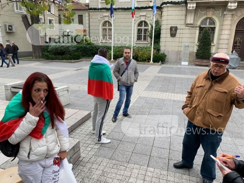Само десетина на протест в Пловдив, бай Илко недоволства срещу Айляк шоуто ВИДЕО И СНИМКИ