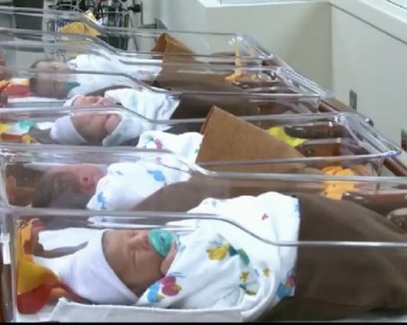 Две изоставени от майките си бебета се отглеждат в болница в Пловдив