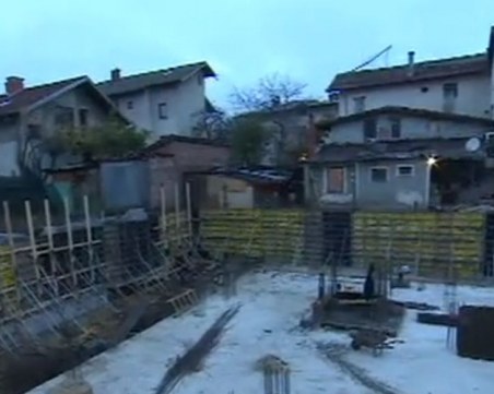 Къщи започнаха да поддават заради строеж