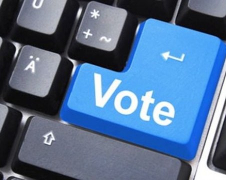 Мая Манолова сезира КС за поредното отлагане на електронното гласуване