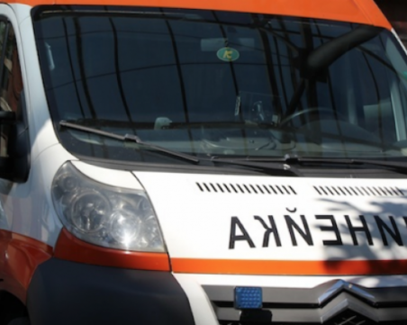 Мъж за малко не загина при опит да спре кола, тръгнала на заден ход