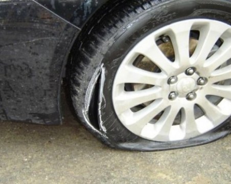 Мъж наряза гумите на 4 автомобила в Пещера! Арестуваха го