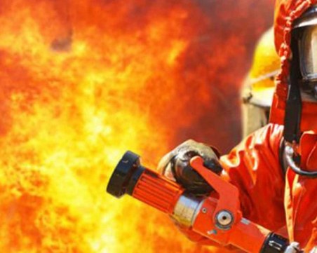 Мъж загина при пожар в дома си, младо семейство се спаси по чудо