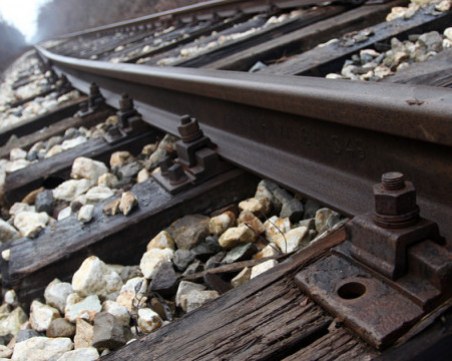 Пиян мъж заля машинист с кафе и легна на релсите пред влака