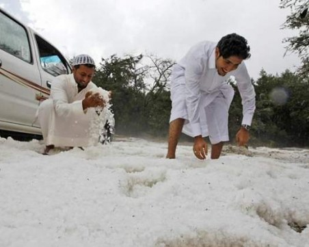 Рядко явление: Сняг се изсипа в северните райони на Саудитска Арабия