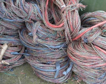 Спипаха трима мъже да крадат медни проводници край Огняново