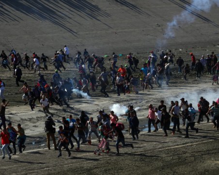 Стотици мигранти щурмуваха американската граница с Мексико ВИДЕО и СНИМКИ