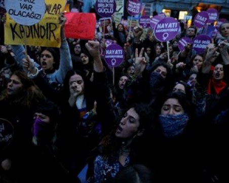 Стотици жени протестираха в Истанбул