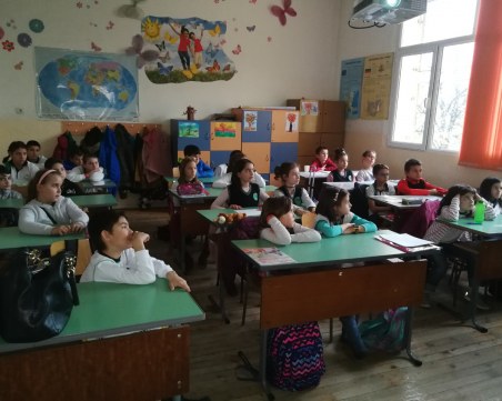 Учиха деца от училище в Пловдив как да събират боклука си разделно