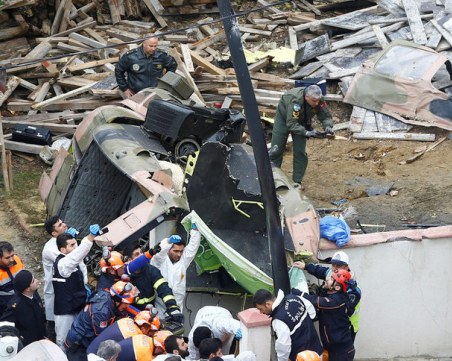 Военен хеликоптер се разби в сграда в Истанбул, четирима загинаха