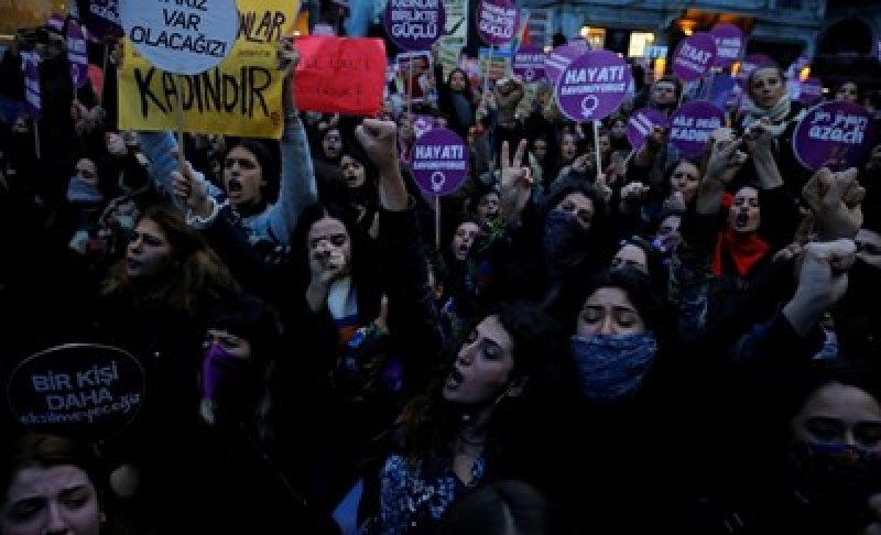 Стотици жени протестираха в Истанбул
