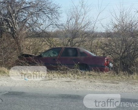 24-годишна шофьорка се заби в дърво край Пловдив! В болница е