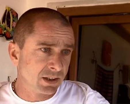 Агресивен мъж вилнее с брадва и държи в страх хората в сливенското село