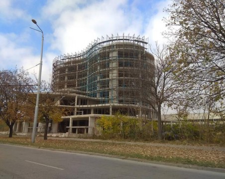 Hi-Tech центъра на SIBIZ в Пловдив забуксува, първо пускат само няколко етажа