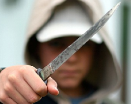 Намушкаха с нож единадесетокласник на път за училище