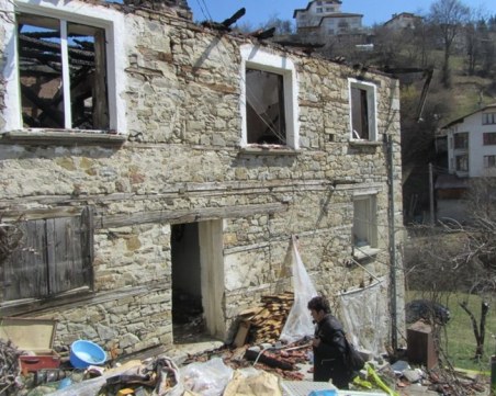 Пловдивски бизнесмен помогна на останалите без дом семейства от Момчиловци