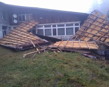 Силен вятър отнесе покрива на новата хижа на връх Ком