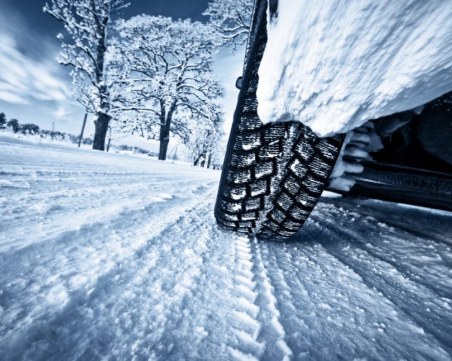 Снежинките идват! Как да шофираме на сняг?