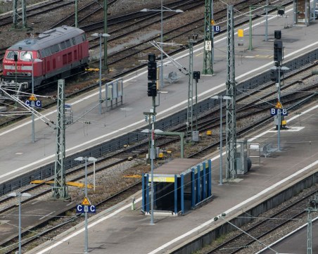 Влак прегази трима души в Гърция