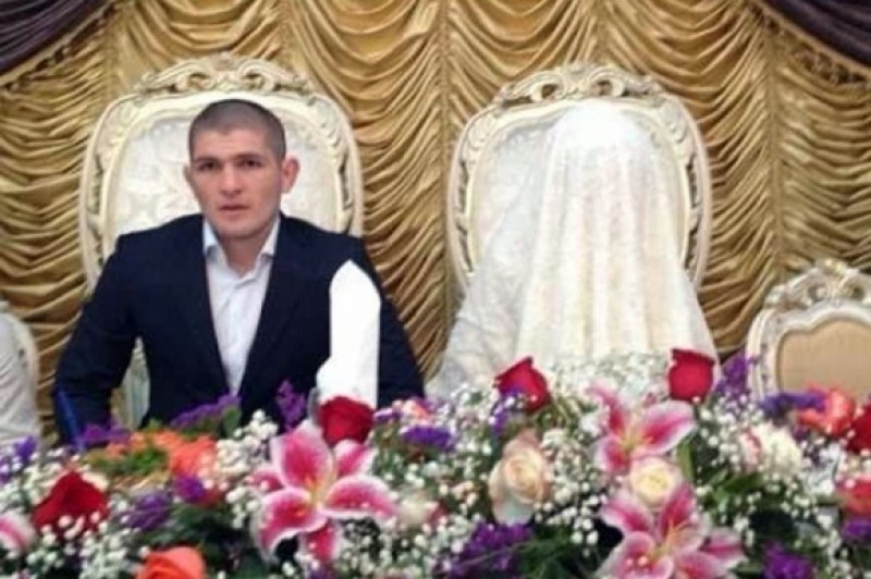Хабиб Нурмагомедов продължава да мълчи за жена си