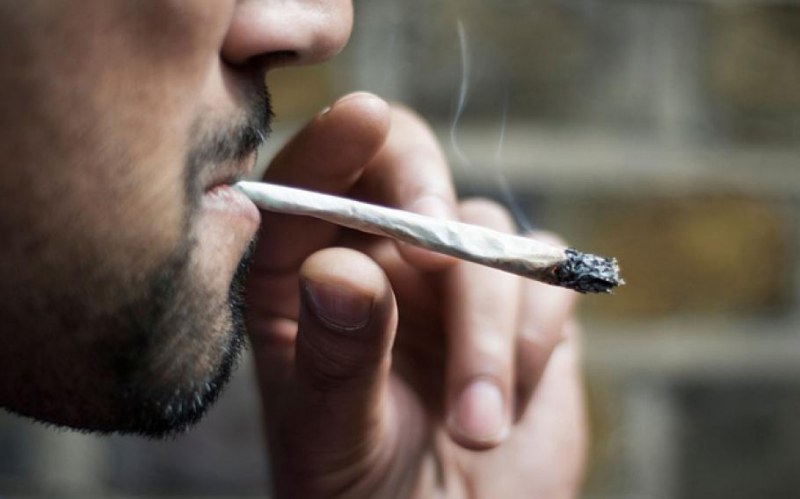 Пловдивският съд остави в ареста наркопласьор, хванат с марихуана с 5 бона