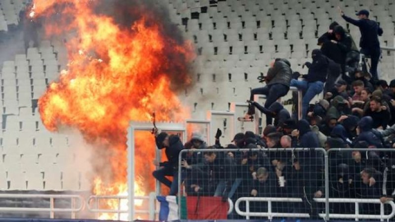 Взривиха бомба на стадиона в Атина, Аякс отнесе домакините
