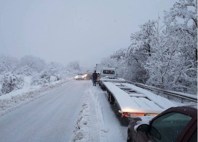 27 сантиметра сняг в Северна България, валежите продължават