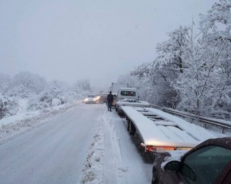 27 сантиметра сняг в Северна България, валежите продължават