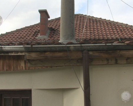 Архитектурно чудо –  електрически стълб минава през стая на къща СНИМКИ