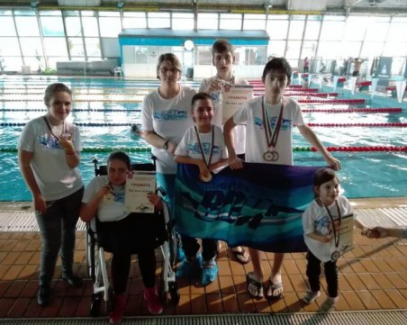 Дух! Специални деца от Пловдив спечелиха медали по плуване СНИМКИ+ВИДЕО