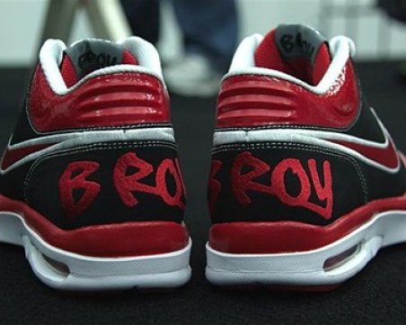 Мъж от Пловдив опита да свие скъпи маратонки от магазин в Тракия