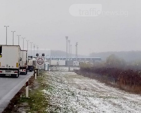 Пловдивчани блокирани на границата между Хърватия и Сърбия, чакат с часове СНИМКИ